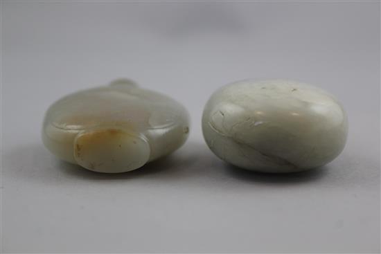 Two Chinese jade snuff bottles, 1800-1900, 4.9cm